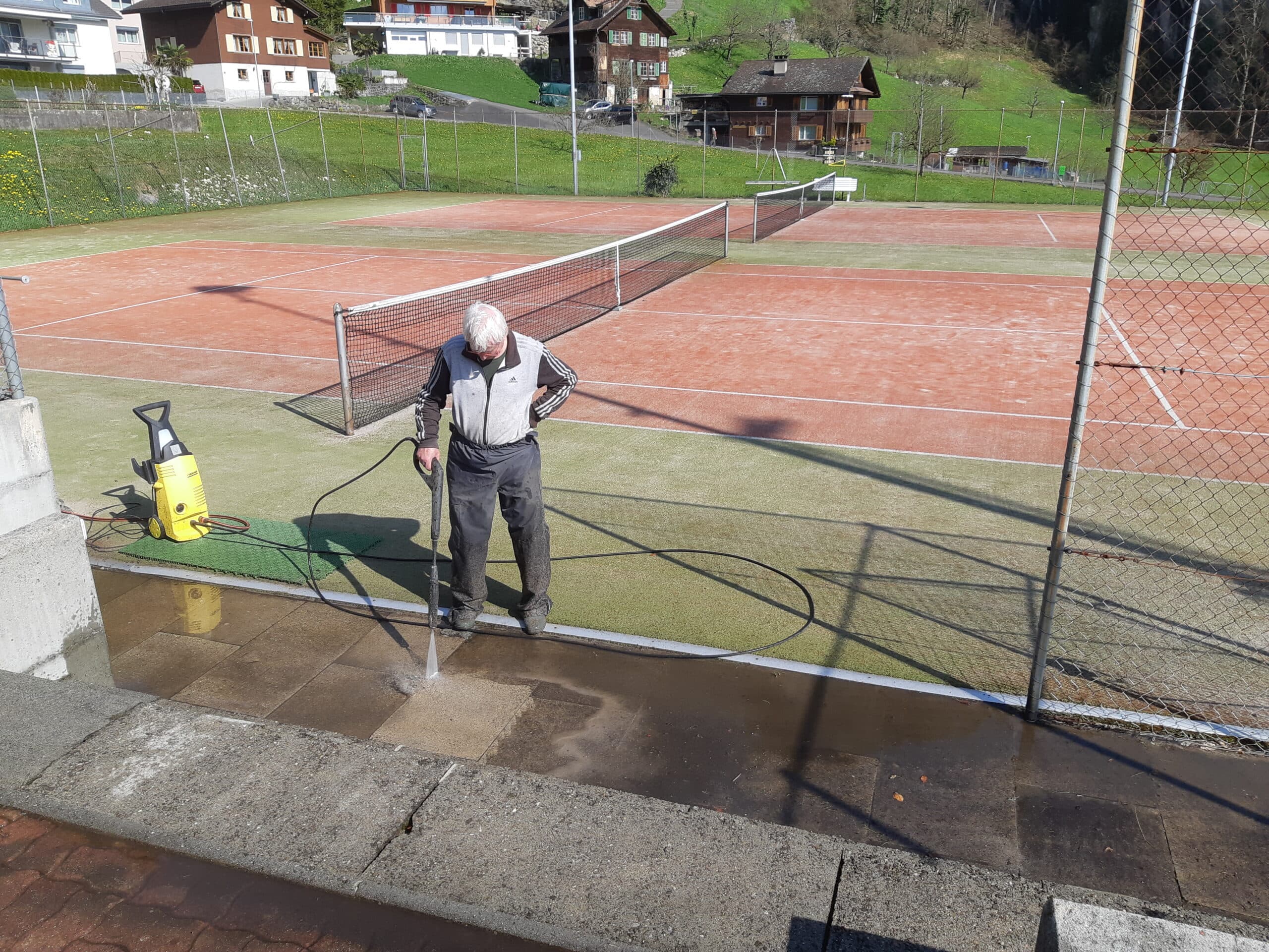 Frühlingsputz beim Tennis Club Gersau