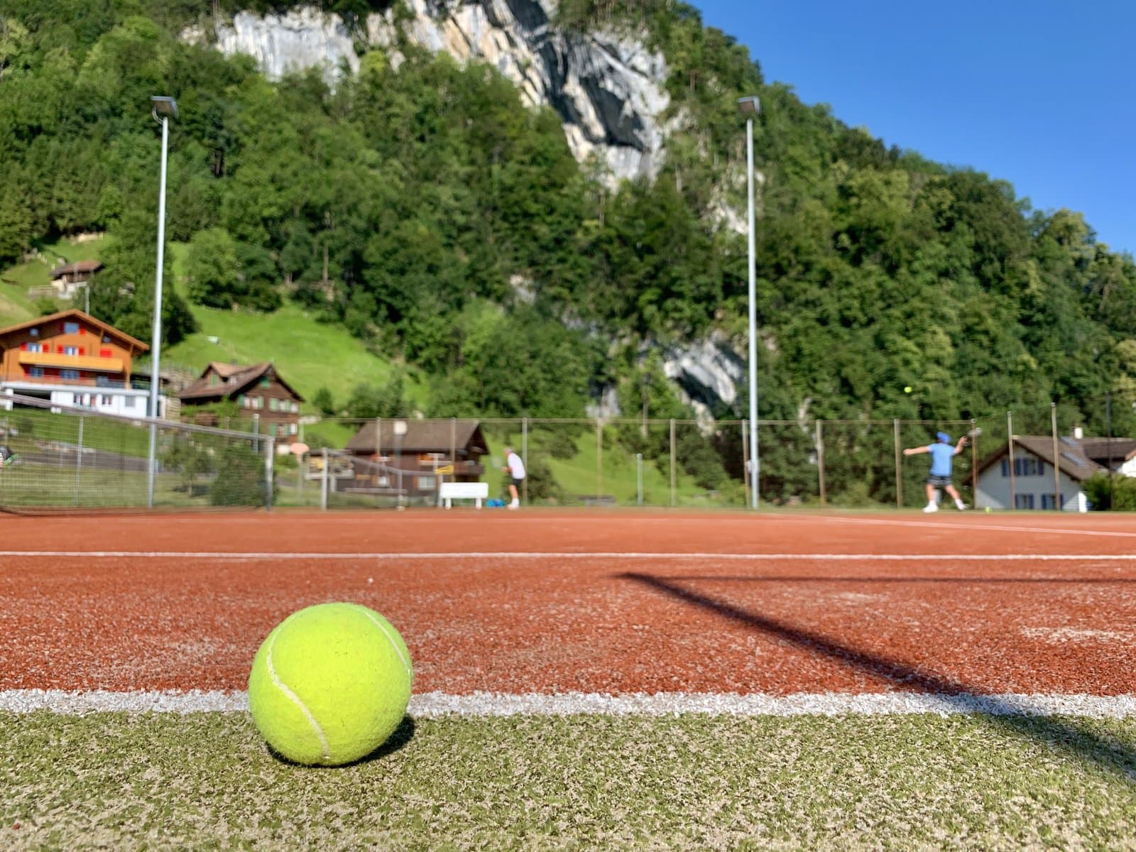Tennisplatz Gersau mit Tennisball